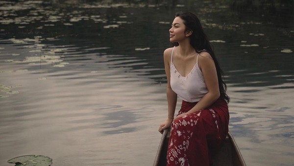 Dia menulis ingin bebas di tahun 2023, seperti ketika dia tiba-tiba bakar ikan di pinggir Danau Tamblingan. Dia juga menyebut ingin lebih banyak membaca buku fiksi dan ingin lebih bahagia lagi. (Foto: Instagram Ariel Tatum)