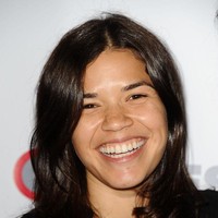 Hadir di acara Outfest pada 2013, America Ferrera tampil cantik dan segar tanpa sedikitpun makeup. Wajahnya tampak glowing dengan pelembap dan sedikit lipbalm pada bibir. Foto: FilmMagic/Jason LaVeris