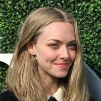 Amanda Seyfried menonton pertandingan US Open 2015 dengan wajah polos tanpa makeup. Di balik penampilan glamornya, bintang ‘Mank’ ini mengaku tidak harus menutupi apapun dengan makeup. Foto: GC Images/Jean Catuffe