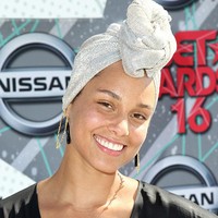 Alicia Keys mengampanyekan revolusi #nomakeup  lewat sebuah essay yang ditulisnya pada 2016. Sejak itu penyanyi peraih piala Grammy ini kerap tampil di red carpet dengan wajah polos, hanya memakai pelembap, gel alis dan lipbalm. Gerakan itu dilakukannya selama beberapa tahun, meskipun kini sang musisi sudah mulai kembali memulaskan makeup tipis. Foto: WireImage/Leon Bennett