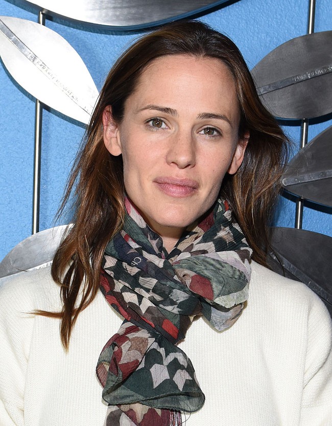 Tampil di red carpet Telluride Film Festival pada 2016, Jennifer Garner memilih menunjukkan kecantikan alaminya dengan tidak memakai makeup. Mantan istri Ben Affleck ini pernah mengungkapkan bahwa dia tidak terlalu suka rutinitas makeup yang rumit, bahkan terkadang hanya mengandalkan concealer dan lipstik. Foto: Getty Images/Vivien Killilea