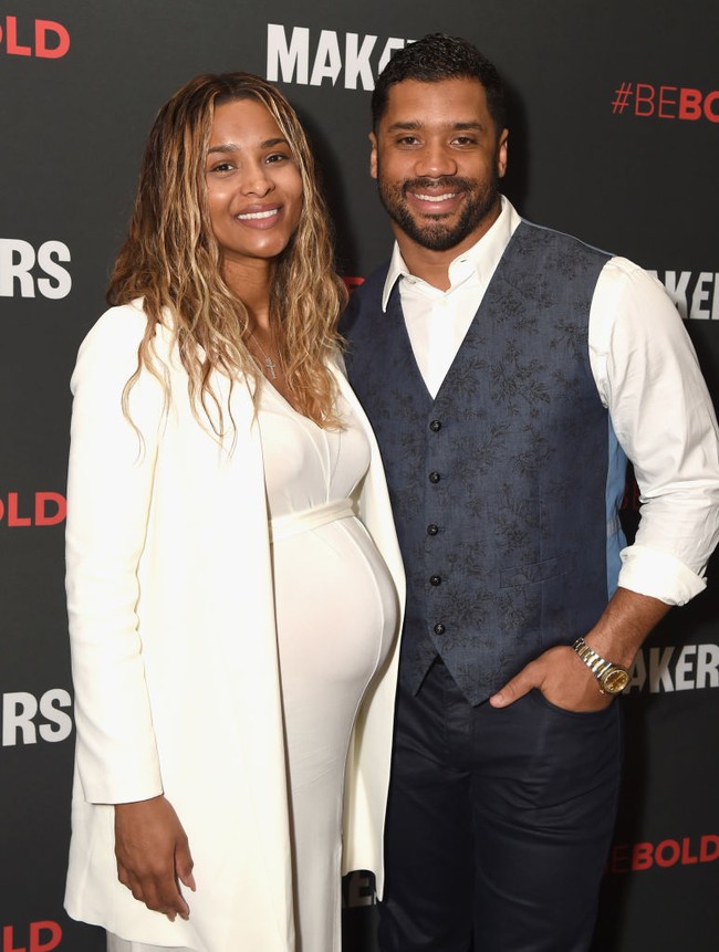Ciara kerap tampil dengan riasan wajah glamor. Tapi saat hadir di Makers Conference 2017 bersama sang suami Russell Wilson, penyanyi yang kala itu sedang berbadan dua ini memilih tampil alami tanpa makeup. Foto: Getty Images for AOL/Emma McIntyre