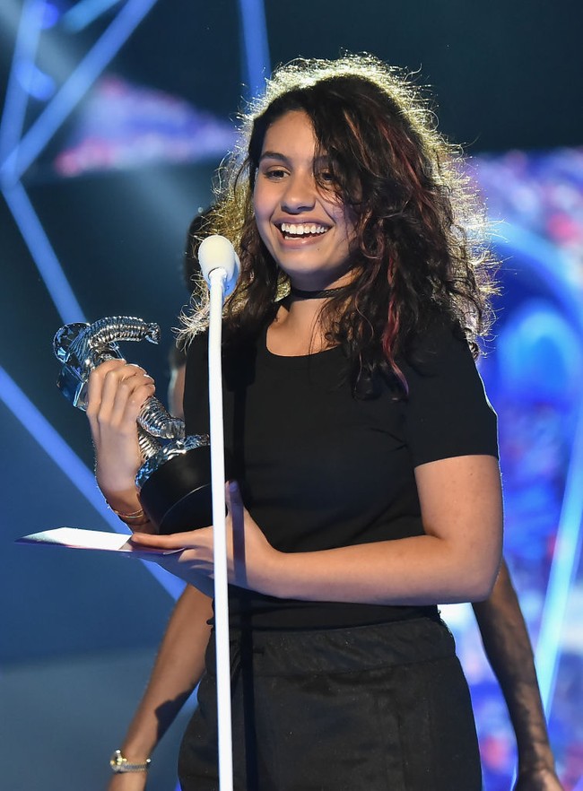 Alessia Cara pernah mencetak sejarah di MTV Video Music Awards 2017. Saat tampil membawakan lagu ‘Scars to Your Beautiful’, dia menghapus lipstik dan maskara dari wajahnya. Alessia juga menerima penghargaan Best Dance Video hanya mengenakan t-shirt dan celana, serta wajahnya tanpa makeup. Foto: FilmMagic/Jeff Kravitz