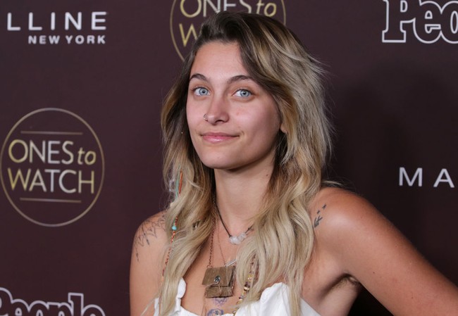 Paris Jackson memilih tampil tanpa makeup saat hadir di sebuah acara yang digelar majalah People pada 2017. Dia juga tak malu memperlihatkan rambut ketiak yang belum dicukur. Foto: WireImage/Jerritt Clark