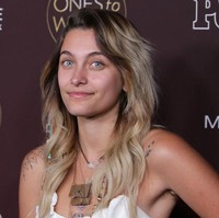 Paris Jackson memilih tampil tanpa makeup saat hadir di sebuah acara yang digelar majalah People pada 2017. Dia juga tak malu memperlihatkan rambut ketiak yang belum dicukur. Foto: WireImage/Jerritt Clark