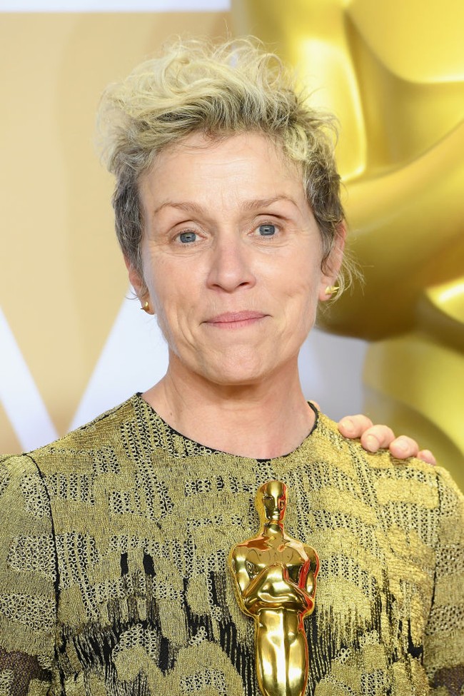 Frances McDormand beberapa kali tampil di acara formal tanpa memakai makeup di wajahnya, termasuk saat Academy Awards 2018. Aktris peraih Oscar ini pernah mengatakan tidak ingin penampilannya didikte oleh standar kecantikan Hollywood. Dia juga menolak operasi plastik. Foto: WireImage/Steve Granitz