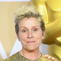 Frances McDormand beberapa kali tampil di acara formal tanpa memakai makeup di wajahnya, termasuk saat Academy Awards 2018. Aktris peraih Oscar ini pernah mengatakan tidak ingin penampilannya didikte oleh standar kecantikan Hollywood. Dia juga menolak operasi plastik. Foto: WireImage/Steve Granitz