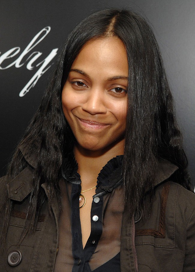 Menghadiri sebuah acara fashion, Zoe Saldana memperlihatkan wajah cantik alaminya tanpa makeup. Sejak 2019, bintang film ‘Avatar’ ini memang lebih memprioritaskan perawatan wajah ketimbang makeup tebal. Foto: WireImage for Oakley/John Sciulli