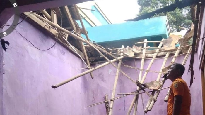 Atap rumah warga di Kabupaten Bogor hancur gegara angin kencang