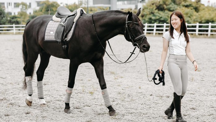 Atlet berkuda (equestrian) muda Indonesia, Victoria Lee, yang berasal dari Surabaya, memutuskan untuk pindah ke Jakarta agar lebih sering mengikuti kompetisi.