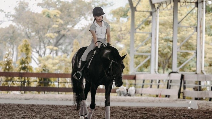 Atlet berkuda (equestrian) muda Indonesia, Victoria Lee, yang berasal dari Surabaya, memutuskan untuk pindah ke Jakarta agar lebih sering mengikuti kompetisi.