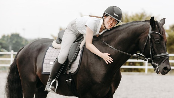 Atlet Berkuda Ini Pindah ke Jakarta demi Ikut Banyak Kompetisi Atlet berkuda (equestrian) muda Indonesia, Victoria Lee, yang berasal dari Surabaya, memutuskan untuk pindah ke Jakarta agar lebih sering mengikuti kompetisi.