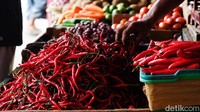 Dikutip dari situs Info Pangan Jakarta, harga cabai merah keriting dijual seharga Rp 53.694/kg (naik Rp 8.259).