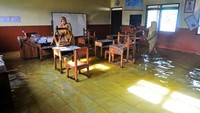 Sebanyak empat Sekolah Dasar Negeri (SDN) di kecamatan tersebut terdampak banjir sehingga aktivitas belajar mengajar terpaksa diliburkan atau belajar di rumah.