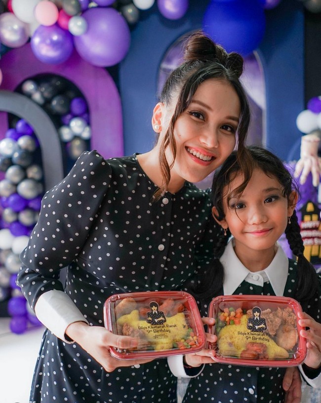 Menemani sang anak, Ayu tampil kompak cosplay ala Wednesday Addams. Ayu dan Bilqis mengenakan dress hitam panjang bermotif seperti yang sering dikenakan oleh karakter Wednesday Addams. Foto: Instagram/@ayutingting92