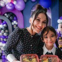 Menemani sang anak, Ayu tampil kompak cosplay ala Wednesday Addams. Ayu dan Bilqis mengenakan dress hitam panjang bermotif seperti yang sering dikenakan oleh karakter Wednesday Addams. Foto: Instagram/@ayutingting92