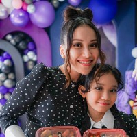 Berbeda dengan Bilqis, Ayu tampak menata rambutnya ke atas dan dibentuk menyerupai pita. Ia kemudian menyisakan poni pada bagian kiri dan kanan rambutnya. Sementara Bilqis dikepang dua seperti penampilan khas Wednesday Addams. Foto: Instagram/@ayutingting92