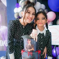 Sesuai dengan tema, dekorasi di perayaan ulang tahun Bilqis didominasi oleh warna ungu dan abu-abu. Kue ulang tahunnya pun unik dibuat 3 susun dengan potret pemeran Wednesday Addams di bagian atasnya. Foto: Instagram/@ayutingting92