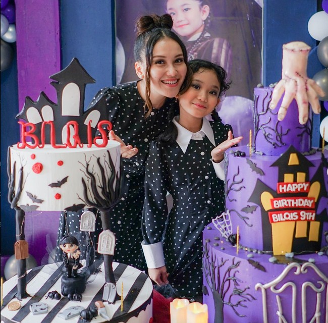 Rupanya tak hanya satu, ada beberapa kue ulang tahun yang dibuat dengan bentuk unik ala serial Wednesday Addams di ulang tahun Bilqis. Seperti 2 kue dalam foto ini yang tampak cukup besar. Foto: Instagram/@ayutingting92