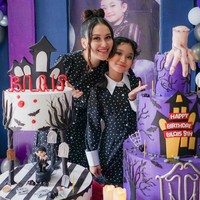 Rupanya tak hanya satu, ada beberapa kue ulang tahun yang dibuat dengan bentuk unik ala serial Wednesday Addams di ulang tahun Bilqis. Seperti 2 kue dalam foto ini yang tampak cukup besar. Foto: Instagram/@ayutingting92