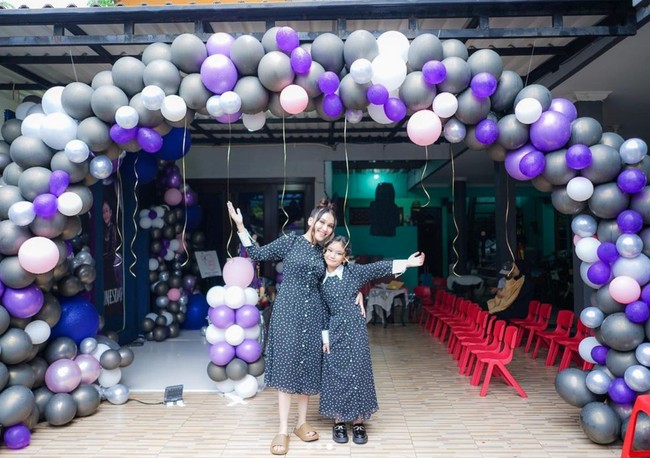 Terlihat dari foto-foto unggahan, perayaan ulang tahun Bilqis digelar di kediaman Ayu Ting Ting. Walaupun hanya di rumah namun dekorasi di acara ulang tahun Bilqis itu tampak meriah. Foto: Instagram/@ayutingting92