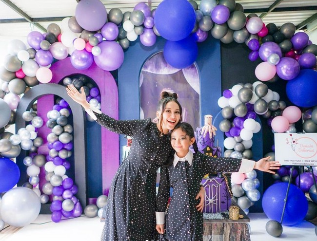 Putri semata wayang Ayu Ting Ting, Bilqis baru saja berulang tahun yang ke-9. Untuk merayakannya, Ayu menggelar pesta bertema serial yang tengah viral saat ini, Wednesday. Foto: Instagram/@ayutingting92