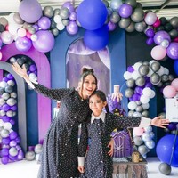 Putri semata wayang Ayu Ting Ting, Bilqis baru saja berulang tahun yang ke-9. Untuk merayakannya, Ayu menggelar pesta bertema serial yang tengah viral saat ini, Wednesday. Foto: Instagram/@ayutingting92