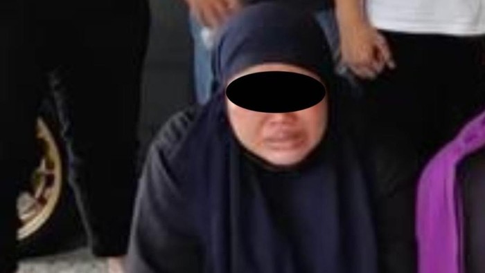 Polisi menangkap wanita berbisnis N lantaran menyelundupkan gergaji besi masuk ke dalam sel Polresta Balikpapan, Kalimantan Timur (Kaltim).