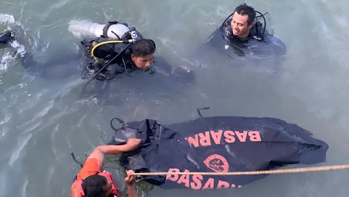 Sebuah mobil yang dikemudikan Muhammad Febrian (24) terjun ke laut di Balikpapan, Kalimantan Timur (Kaltim).