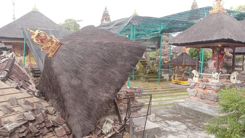Bangunan palinggih di Pura Kawitan Dalem Sukawati, Banjar Mudita, Desa Sukawati, Gianyar, Bali, roboh akibat angin kencang, Senin (2/1/2022).