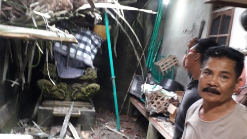 Bangunan rusak tertimpa pohon tumbang akibat angin kencang di Kecamatan Abiansemal dan Mengwi, Kabupaten Badung, Bali, Senin (2/1/2023) petang.