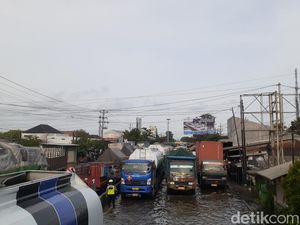 Kendaraan Arah Kaligawe Masih Dialihkan, Pertigaan Genuk Semarang Macet