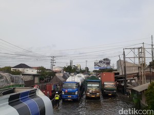 Kendaraan Arah Kaligawe Masih Dialihkan, Pertigaan Genuk Semarang Macet