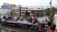 Kebanyakan warga menumpang truk besar karena kendaraan mereka terancam mogok jika nekat menembus banjir. Foto: Afzal Nur Iman/detikJateng