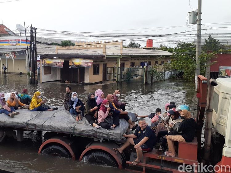 Penampakan Banjir di Jalan Kaligawe Semarang, 3 Hari Belum Surut