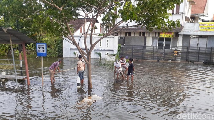 Banjir di Jalan Kaligawe Semarang, akses Semarang-Demak via jalur Pantura. Banjir merendam jalan sepanjang 3 kilometer, pemukiman, dan berbagai bangunan, Senin (1/1/2022).