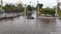 Jalan Kaligawe Semarang, akses Semarang-Demak via Pantura, sudah 3 hari terendam banjir. Foto: Afzal Nur Iman/detikJateng