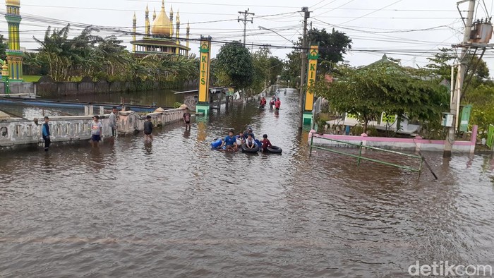 Banjir di Jalan Kaligawe Semarang, akses Semarang-Demak via jalur Pantura. Banjir merendam jalan sepanjang 3 kilometer, pemukiman, dan berbagai bangunan, Senin (1/1/2022).