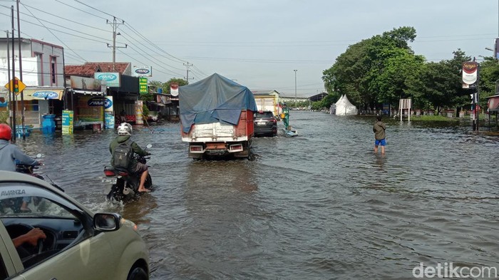 Banjir di jalur Pantura Kudus tepatnya Desa Jati Wetan Kecamatan Jati, Senin (2/1/2023).