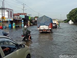 Jalur Pantura Kudus-Semarang Masih Banjir, Arus Lalin tersendat