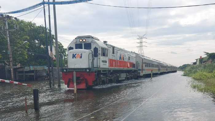 Banjir di Stasiun Semarang Surut, Perjalanan KA Berangsur Normal