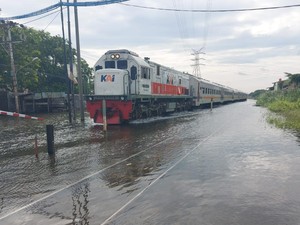 Daop 8 Sebut Jalur KA Terimbas Banjir Semarang Sudah Bisa Dilewati
