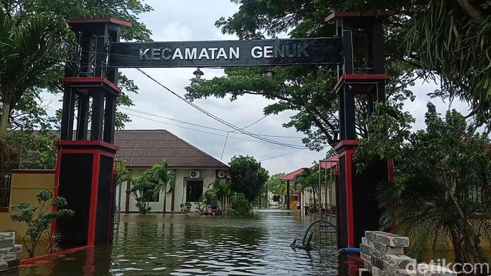 Banjir masih menggenangi kawasan Kecamatan Genuk, Semarang, Senin (2/1/2023).
