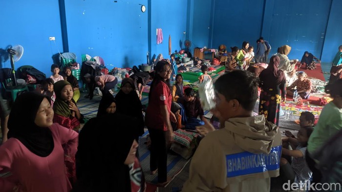Banjir memaksa warga Prampelan, Sayung, Demak, mengungsi, Senin (2/1/2023).