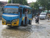 Jalan Kudus-Purwodadi Banjir Sepanjang 2 Km, Lalu Lintas Padat Merayap