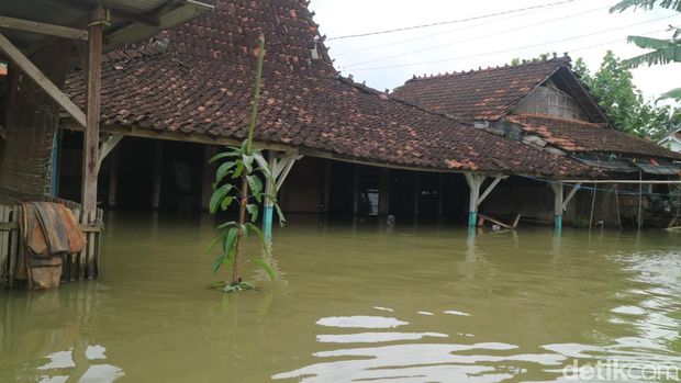 Banjir yang merendam Desa Banjarsari, Kabupaten Pati, setinggi 1,6 meter membuat salah satu dukuh terisolir. Warga harus menggunakan perahu untuk beraktivitas, Senin (2/1/2023).