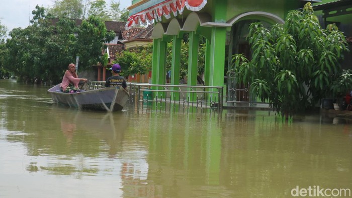 Banjir yang merendam Desa Banjarsari, Kabupaten Pati, setinggi 1,6 meter membuat salah satu dukuh terisolir. Warga harus menggunakan perahu untuk beraktivitas, Senin (2/1/2023).
