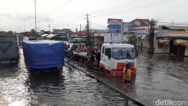 Petugas masih mengalihkan kendaraan dari Demak yang hendak menuju ke Semarang melalui Jalan Kaligawe. Hanya kendaraan besar yang benar-benar sehat yang diperbolehkan lewat.