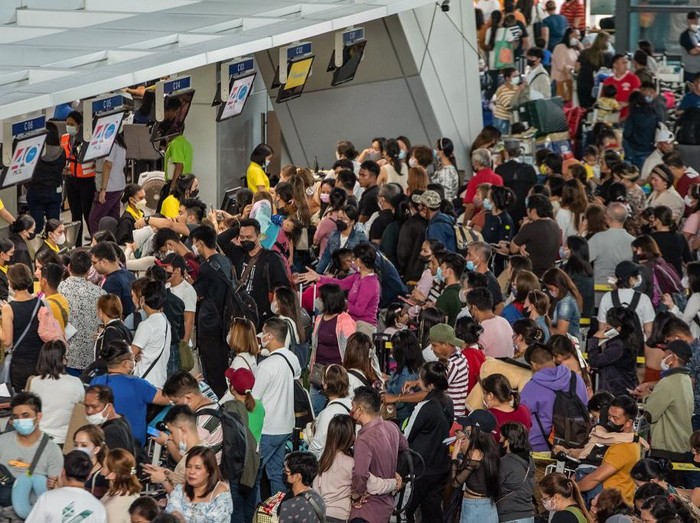 Passengers wait for information about their flights at terminal 3 of Ninoy Aquino International Airport in Pasay, Metro Manila on January 1, 2023. - Thousands of travellers were stranded at Philippine airports on January 1 after a 