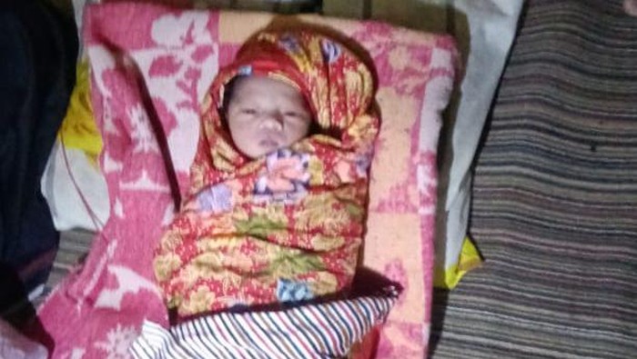 Bayi yang ditemukan di depan rumah warga Desa Wonokerto, Kecamatan Leksono, Wonosobo, Minggu (1/1/2023).